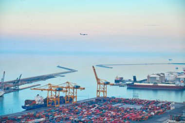 Montjuic tepesinden deniz kargo limanının havadan görünümü, Barselona, Katalonya, İspanya.