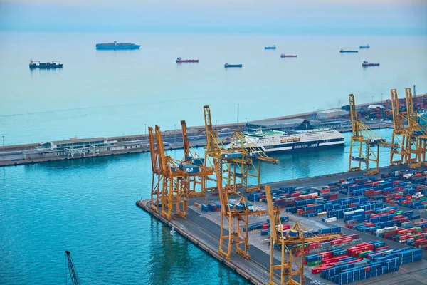 Aerial view of the sea cargo port  from the Montjuic hill, Barcelona, Catalonia, Spain. — Stock Photo, Image