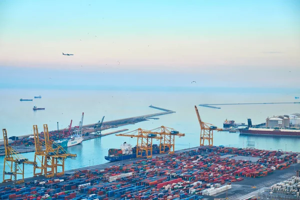Montjuic tepesinden deniz kargo limanının havadan görünümü, Barselona, Katalonya, İspanya.