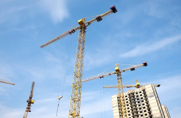 Kranen en nieuwbouw — Stockfoto