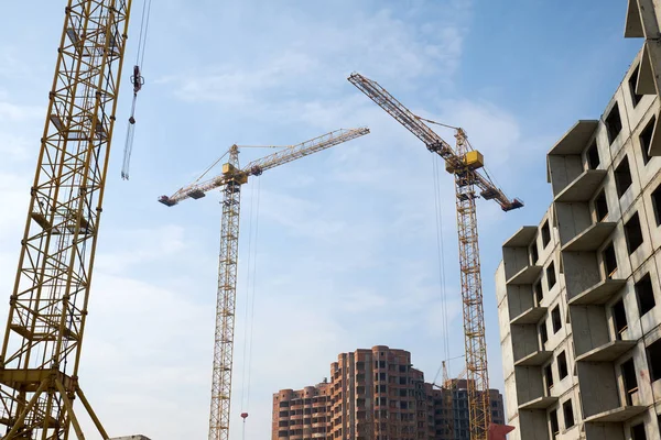 Kranen en nieuwbouw — Stockfoto