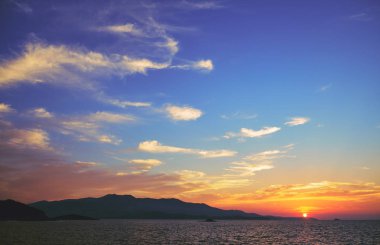 Denizde güzel bir gün batımı