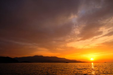 Denizde güzel bir gün batımı