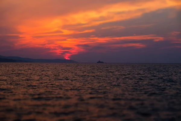 Schöner Sonnenuntergang am Meer — Stockfoto