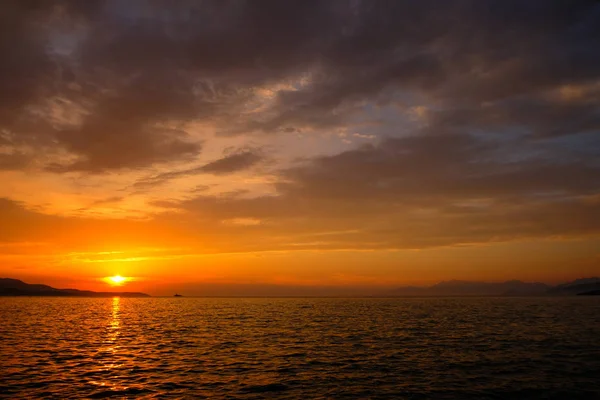 Belo pôr do sol no mar — Fotografia de Stock