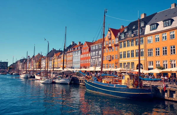 Nyhavn es un distrito costero, de canales y entretenimiento del siglo XVII. Copenhague . — Foto de Stock