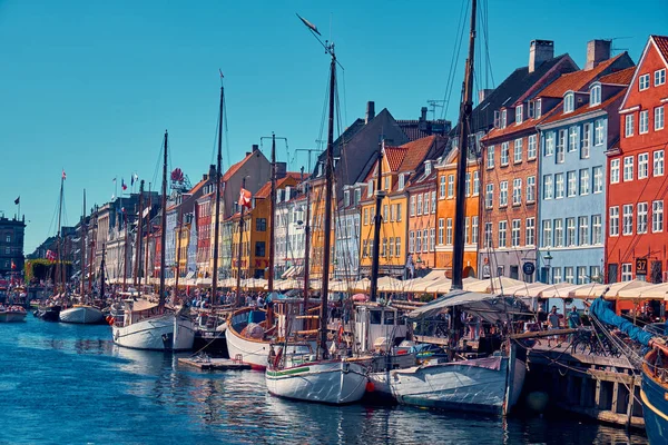 Nyhavn es un distrito costero, de canales y entretenimiento del siglo XVII. Copenhague . — Foto de Stock