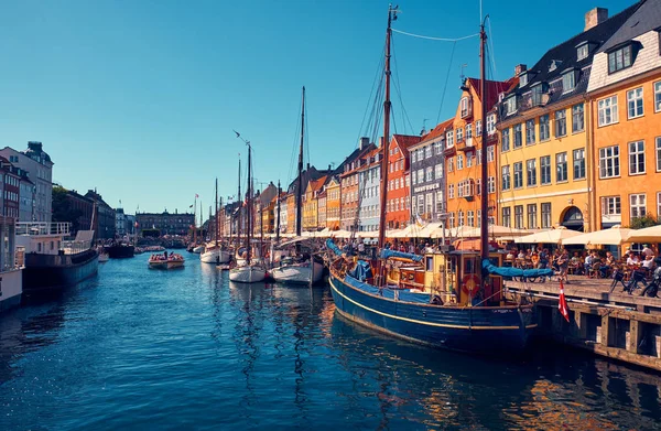Nyhavn es un distrito costero, de canales y entretenimiento del siglo XVII. Copenhague . — Foto de Stock