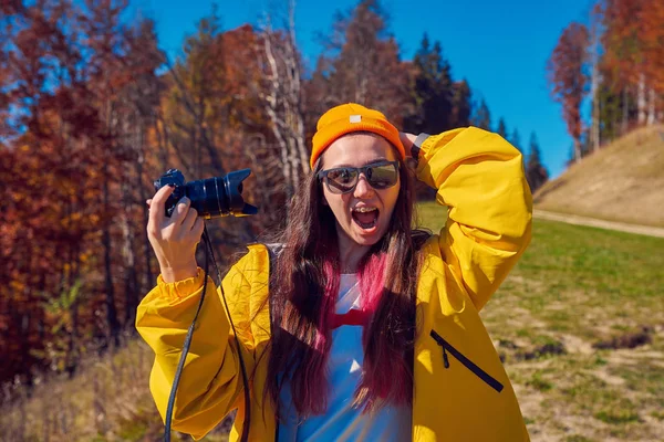 Bir kamera ile moda kız — Stok fotoğraf