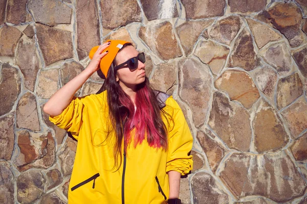 Una chica con una chaqueta amarilla —  Fotos de Stock