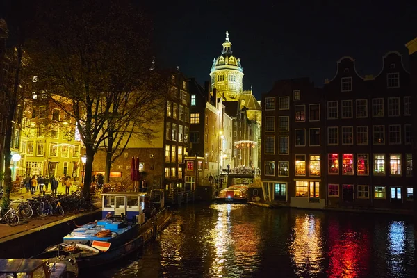 Widok na kopułę Bazyliki św Mikołaja w nocy w Amsterdamie — Zdjęcie stockowe