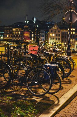 Amsterdam gece, Hollanda.