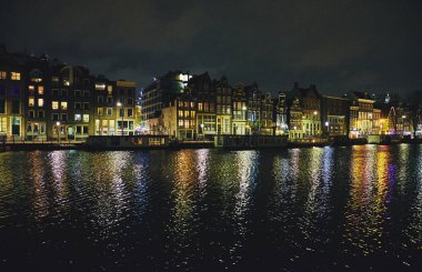 Amsterdam gece, Hollanda.