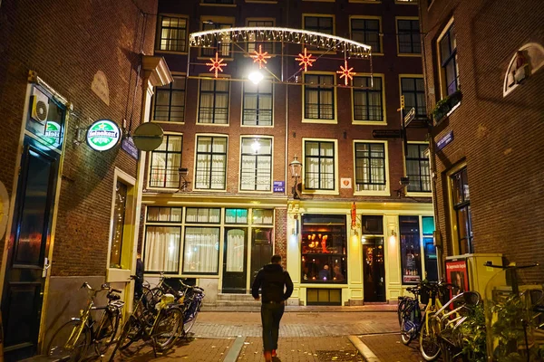 Vackra gatorna i gamla stan på natten i Amsterdam — Stockfoto