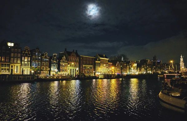 Amsterdam bij nacht, Nederland. — Stockfoto