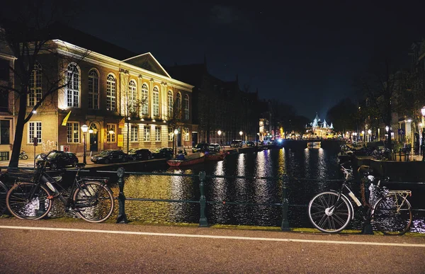 在晚上，荷兰阿姆斯特丹. — 图库照片