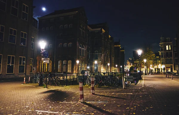 Amsterdam på natten, Nederländerna. — Stockfoto