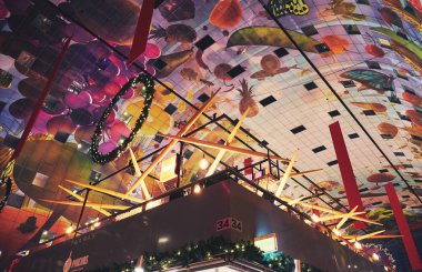 Market Hall Rotterdam altında bir pazar salonu ile bir konut ve ofis binası