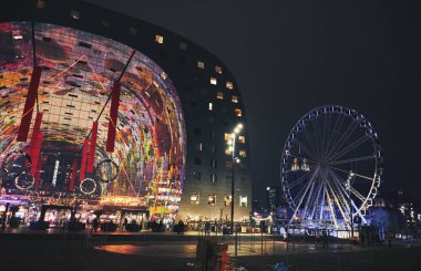 Market Hall Rotterdam altında bir pazar salonu ile bir konut ve ofis binası