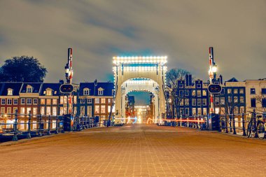 Amsterdam gece, Hollanda.