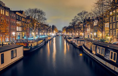 Amsterdam gece, Hollanda.