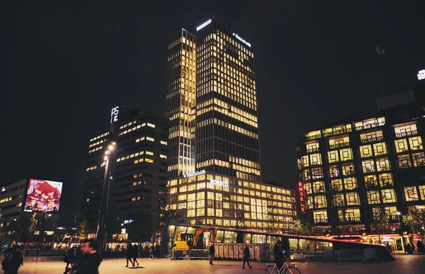 ロッテルダムの夜の市内中心部の近代的な建物 — ストック写真