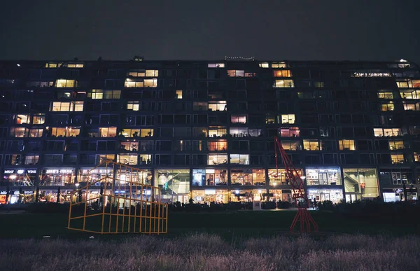 Hala targowa to budynek mieszkalny i biurowy z halą targową pod siedzibą w Rotterdamie — Zdjęcie stockowe