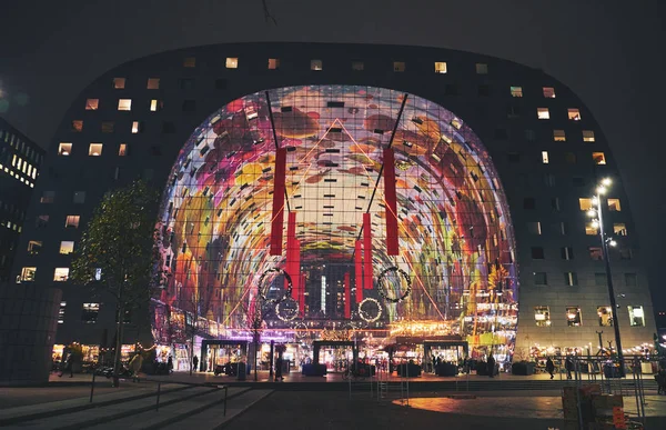 Die Markthalle ist ein Wohn- und Geschäftshaus mit einer Markthalle darunter in Rotterdam — Stockfoto