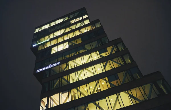Современные здания в центре города ночью в Роттердаме — стоковое фото