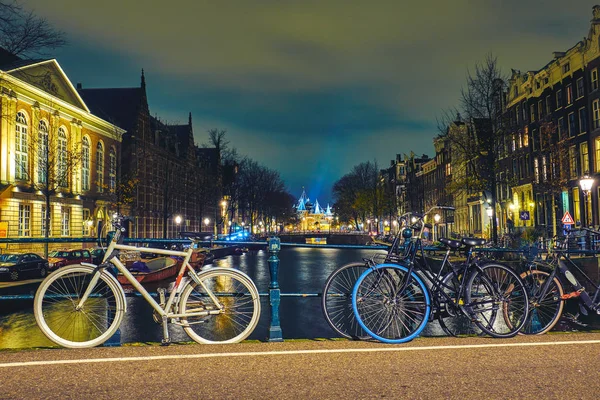 Amsterdam bij nacht, Nederland. — Stockfoto