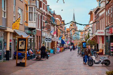 Eski şehrin güzel sokakları. Hague, Hollanda.