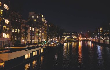Amsterdam gece, Hollanda.