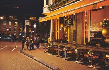 Amsterdam gece, Hollanda.