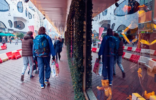 Mensen lopen in de straat met winkels. Den Haag, Nederland. — Stockfoto