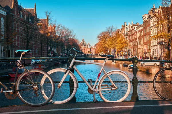 Amsterdam. Cykla på bryggan. — Stockfoto