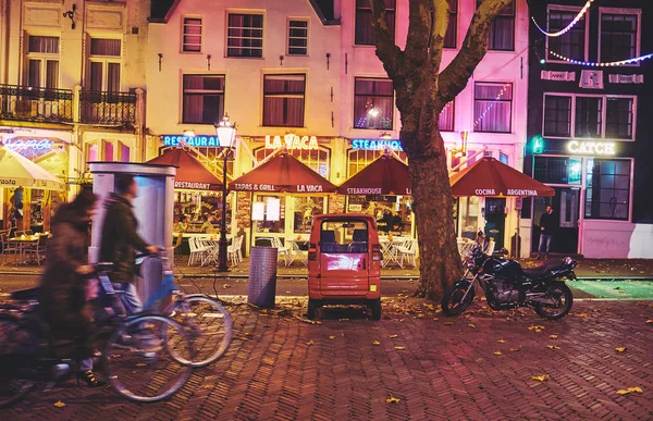 Amsterdam på natten, Nederländerna. — Stockfoto