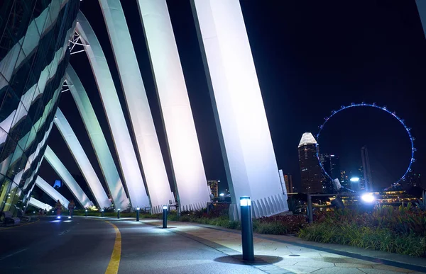 Arquitetura moderna na noite singapore — Fotografia de Stock