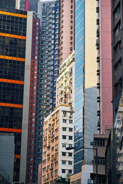 Budynki mieszkalne w centrum miasta. Hongkong. — Zdjęcie stockowe