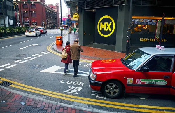 Czerwony Taxi samochód na Crossroad w Hong Kongu — Zdjęcie stockowe