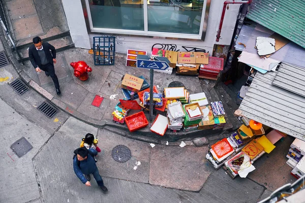 Коробки с продуктами на тротуаре в Гонконге — стоковое фото
