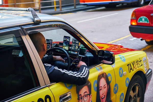 Taksówkarz z czterema smartfonami w Hong Kongu — Zdjęcie stockowe