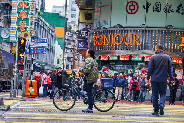 O homem na bicicleta está à espera da luz verde em Hong Kong. — Fotografia de Stock