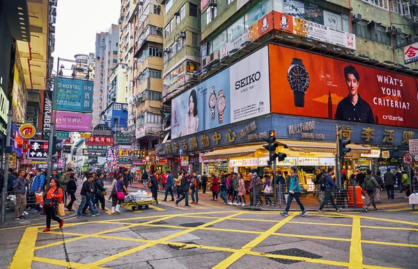 Viele Menschen überqueren die Straße in Hongkong — Stockfoto