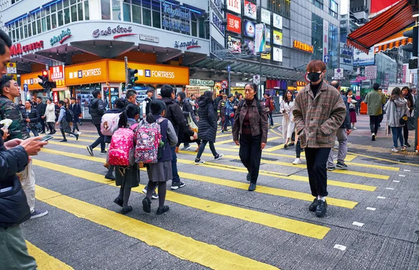 Veel mensen steken de weg over in Hong Kong — Stockfoto