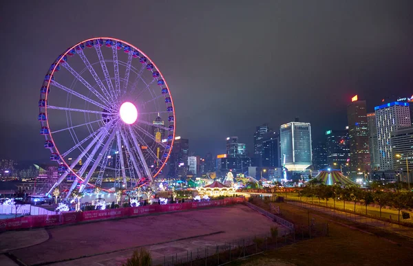 Roda gigante à noite em Hong Kong — Fotografia de Stock
