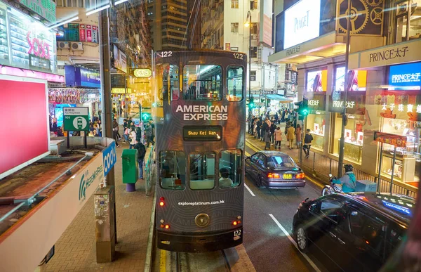 Doppelstock-Straßenbahnen in der Nacht in Hongkong — Stockfoto