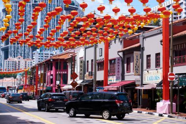 Çin Mahallesi'nde Çin fenerlerinin olduğu bir sokak. Singapur.