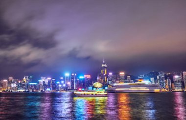 Geceleyin Hong Kong silueti