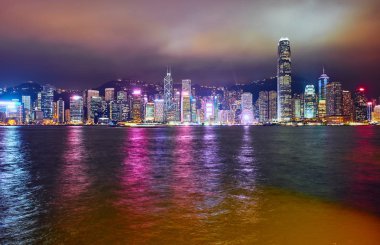 Geceleyin Hong Kong silueti