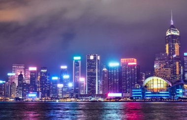 Geceleyin Hong Kong silueti